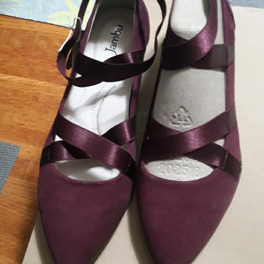Burgundy Ballet Style  Suede Flats Sz 8.5 - Picture 2 of 16